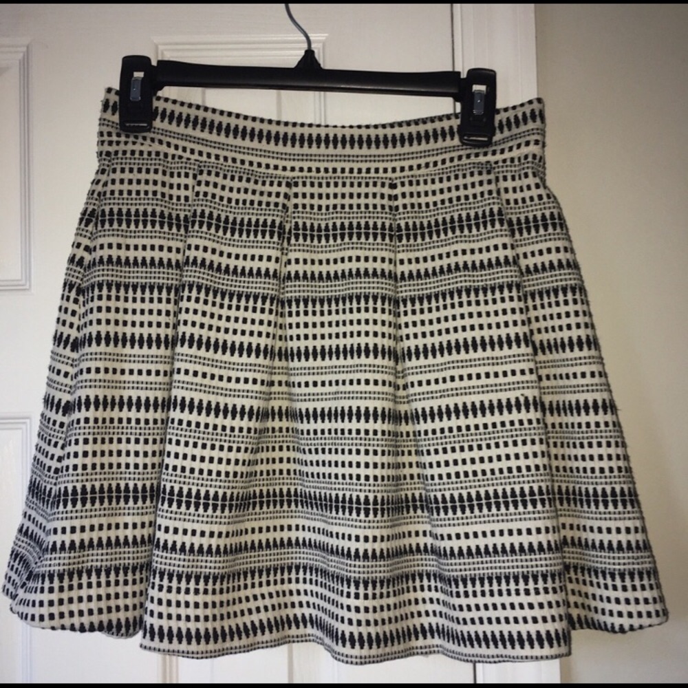• Black and White Patterned Mini-A-Line  Skirt• - Picture 5 of 5
